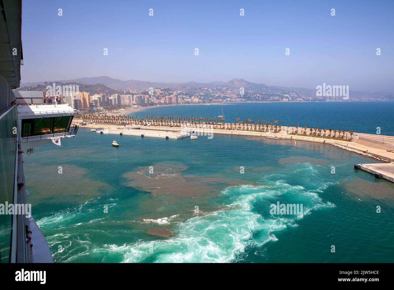 Das Schiff verlässt Malaga in Spanien Stockfoto