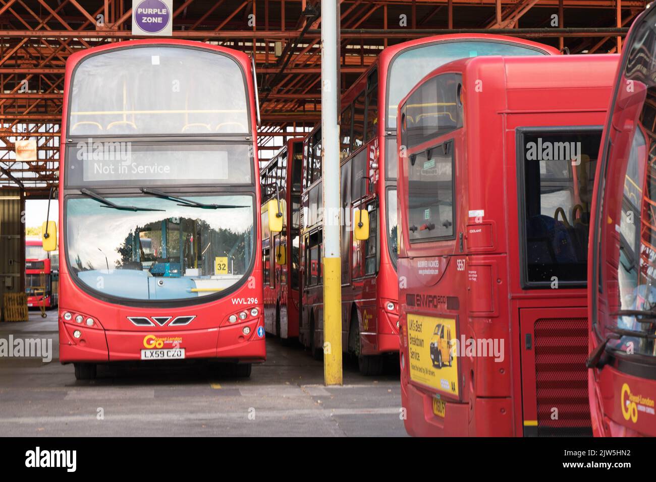 Rote Londoner Busse, die während des Streiks von RMT England im august auf dem Depot stationiert waren Stockfoto