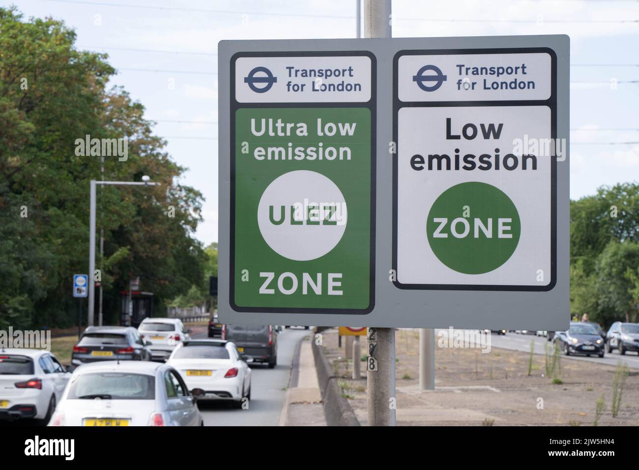 Fahrzeuge, die TFL-Schilder für ULEZ - Ultra Low Emission Zone , und LEZ - Low Emission Zone fahren, werden in Greater London England Großbritannien betrieben Stockfoto