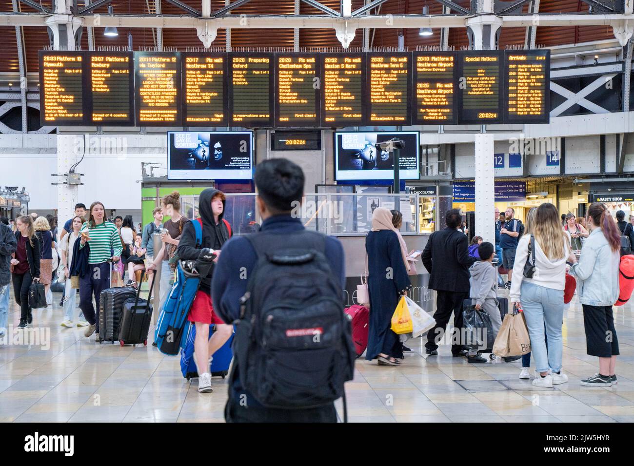 Passagiere, die an den Londoner Terminals das Abflugbrett überprüfen, Bahnhöfe, Reisende England Großbritannien Stockfoto