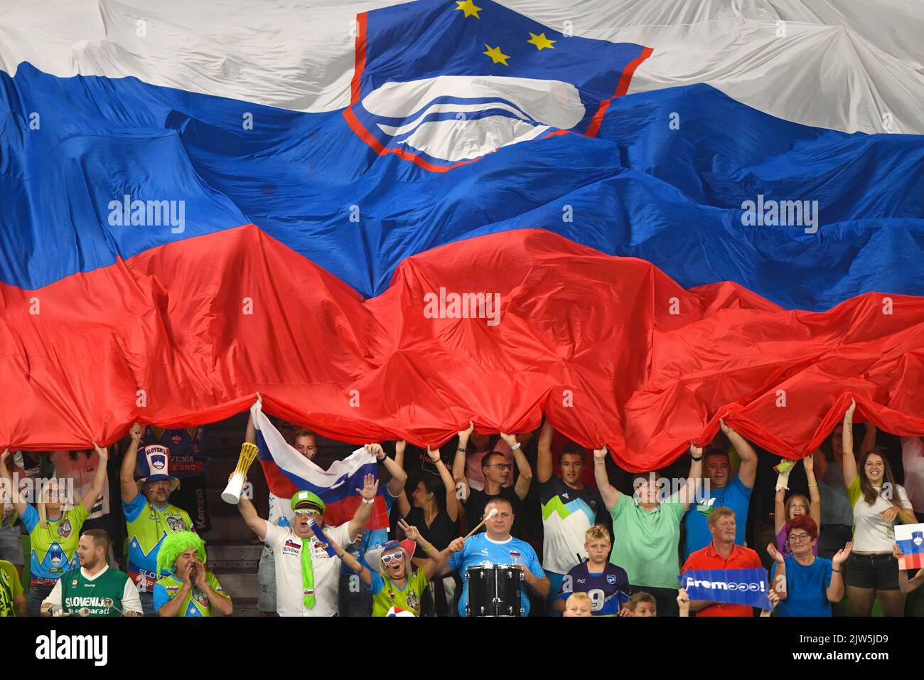 Slowenische Fans bei der Volleyball-Weltmeisterschaft 2022. Arena Stozice, Ljubljana Stockfoto