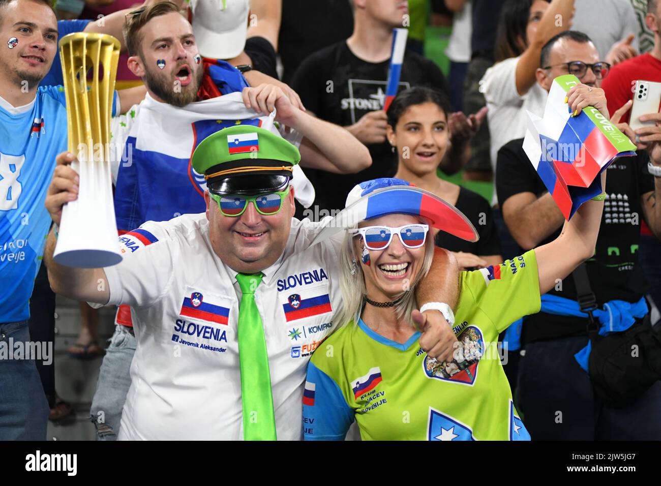 Slowenische Fans bei der Volleyball-Weltmeisterschaft 2022. Arena Stozice, Ljubljana Stockfoto