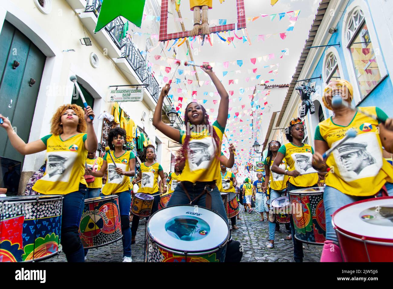 Mitglieder der Dida-Band spielen vor dem Spiel zwischen Brasilien und C Schlaginstrumente bei Pelourinhin in Salvador Stockfoto