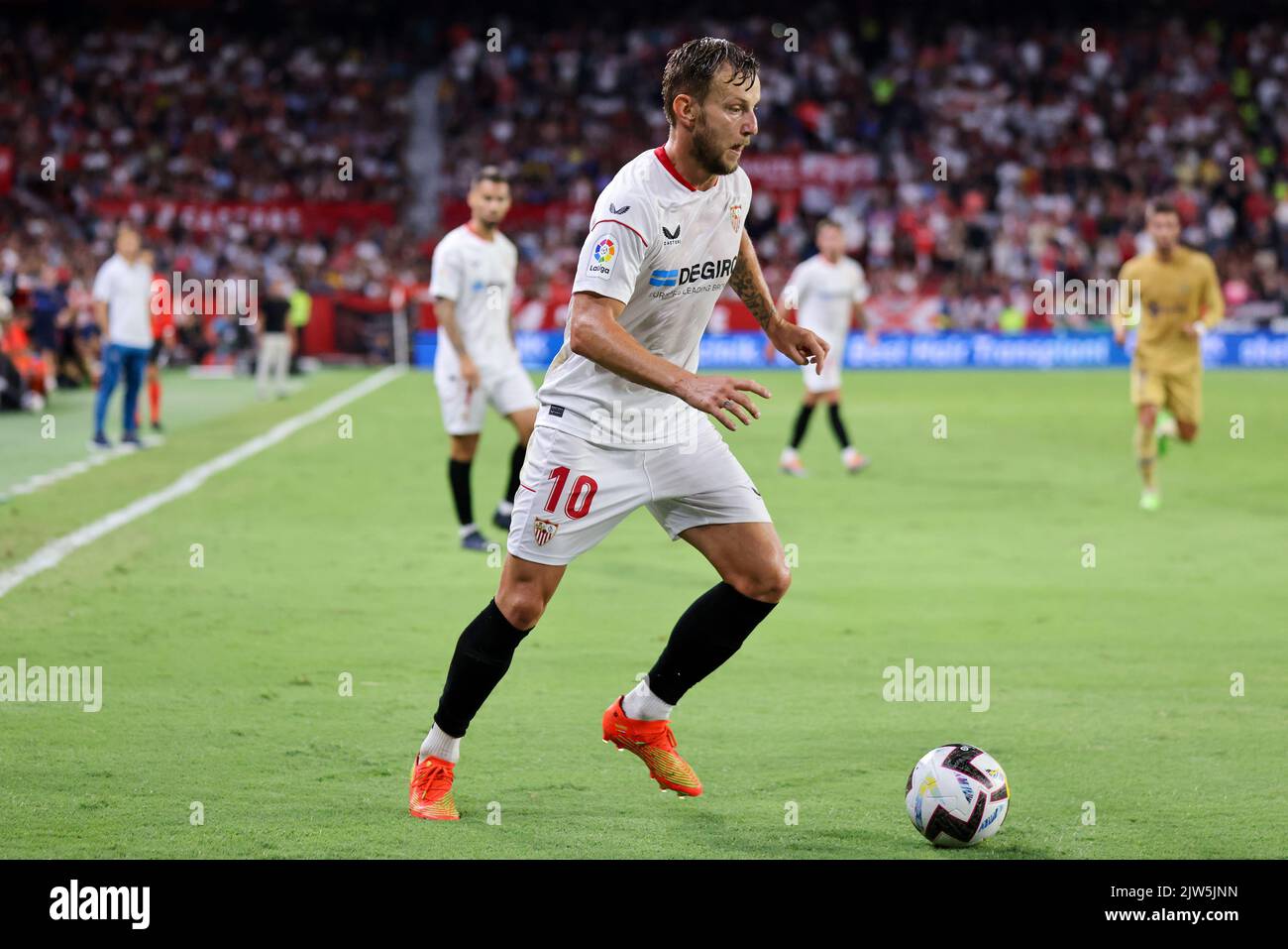 Sevilla, Sevilla, Spanien. 3. September 2022. Ivan Rakitic vom FC Sevilla läuft mit dem Ball während des La Liga Santader-Spiels zwischen Sevilla CF und FC Barcelona bei Ramon Sanchez Pizjuan in Sevilla, Spanien, am 03. September 2022. (Bild: © Jose Luis Contreras/DAX via ZUMA Press Wire) Stockfoto