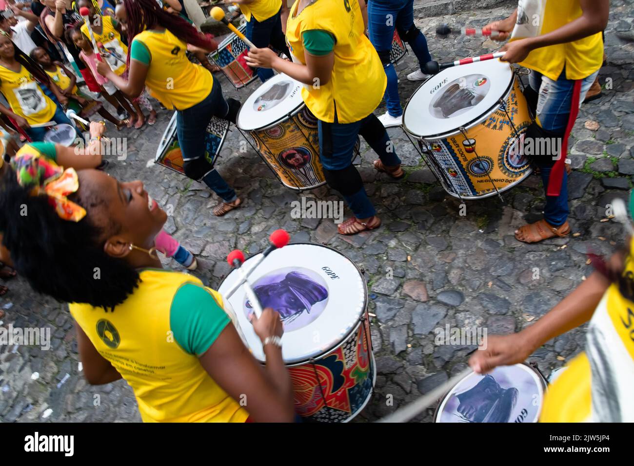 Mitglieder der Dida-Band spielen vor dem Spiel zwischen Brasilien und C Schlaginstrumente bei Pelourinhin in Salvador Stockfoto