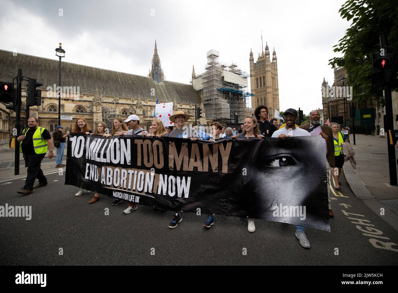 London, Großbritannien. 03. September 2022. Pro-Life-Befürworter sahen während des Marsch für das Leben im Zentrum von London ein Mega-Banner halten. Religiöse Christen und Befürworter des Lebens marschieren in der Londoner Innenstadt und fordern die britische Regierung auf, die Abtreibung zu beenden. Sie glauben an ein Leben der Empfängnis und beschuldigen die Umsetzung des Abtreibungsgesetzes von 1967, das im Vereinigten Königreich zu mehr als 10 Millionen Todesopfer durch Abtreibung geführt hat. (Foto von Hesther Ng/SOPA Images/Sipa USA) Quelle: SIPA USA/Alamy Live News Stockfoto
