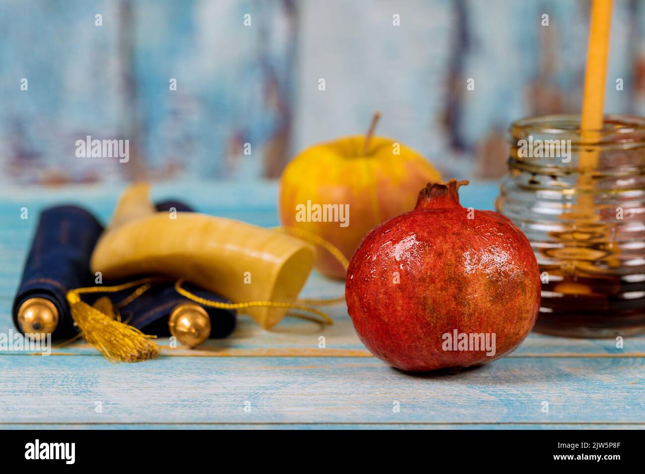 Rosh Hashanah Jüdische Neujahrssymbole mit Shofar Glas Honig frischen Äpfeln Granatapfel Stockfoto
