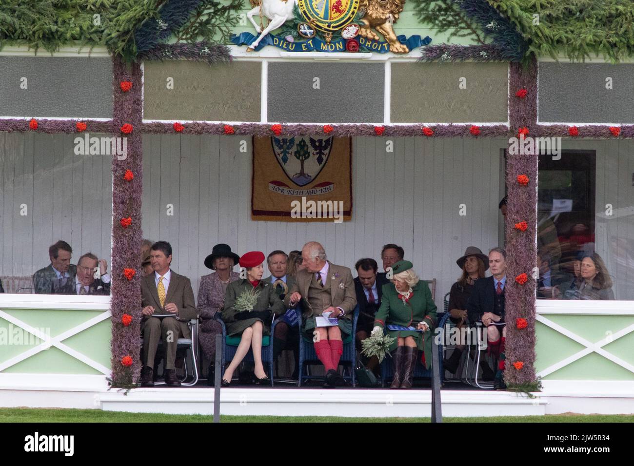 Braemar, Großbritannien. 03. September 2022. Charles, Prinz von Wales, nimmt am 3. September 2022 an den jährlichen Highland Games in Braemar, Schottland, Teil. Die königliche Familie nimmt jedes Jahr an den Spielen Teil. (Foto von Hale Irwin/Sipa USA) Quelle: SIPA USA/Alamy Live News Stockfoto