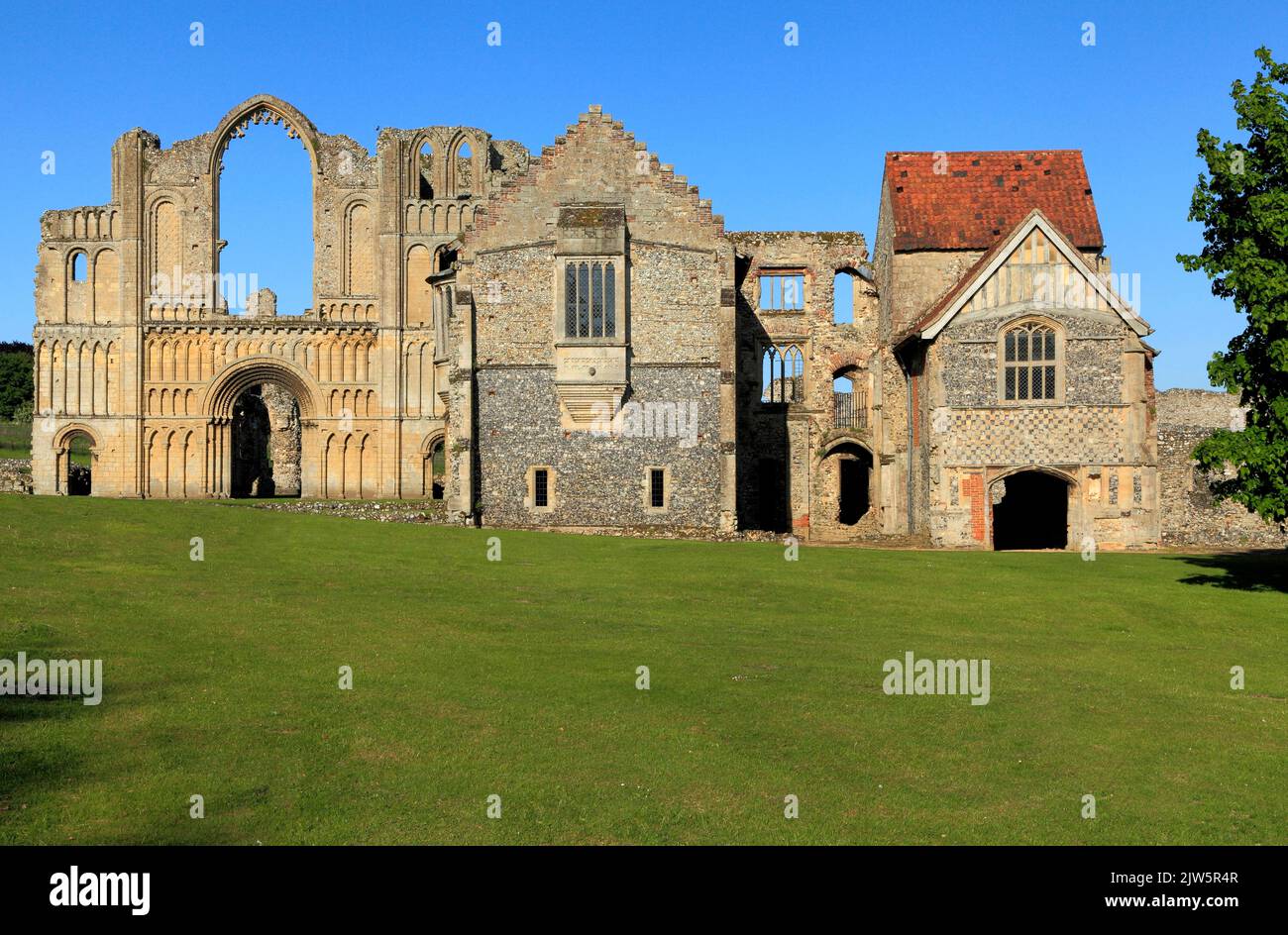 Castle Acre Priorat, Norfolk, Westfront der Priorat Kirche, und Priors Unterkunft, Englisch Priorate, Ruinen, ruiniert, Mittelalterliche Architektur Stockfoto