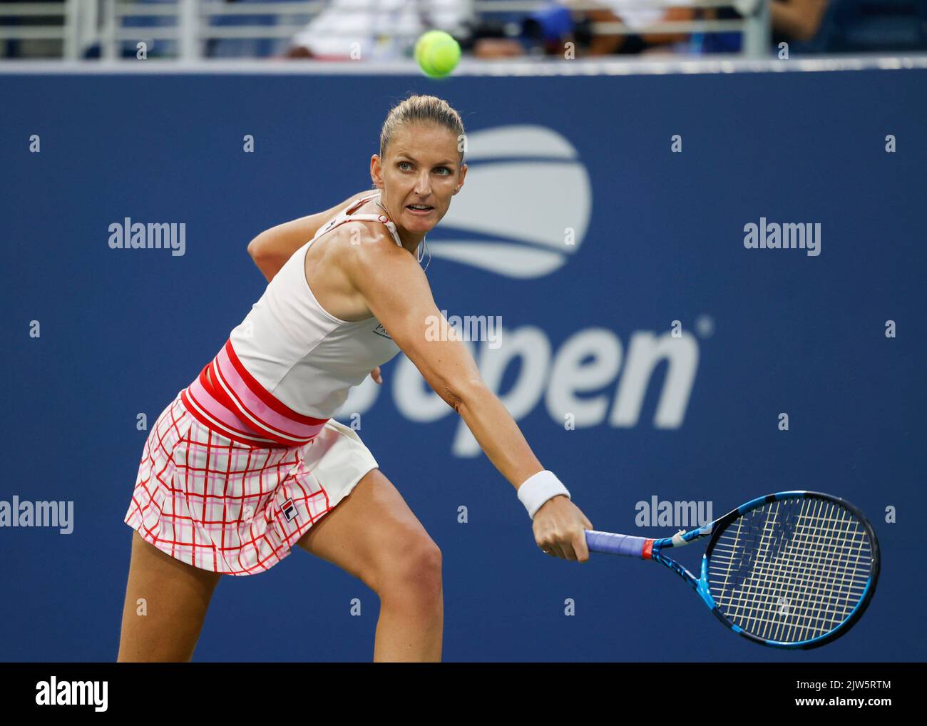 New York, USA, 3..,September 2022. Die tschechische Tennisspielerin Karolina Pliskova in Aktion während des US Open Turniers im Billie Jean King National Tennis Center am Samstag, den 03. September 2022. © Jürgen Hasenkopf / Alamy Live News Stockfoto