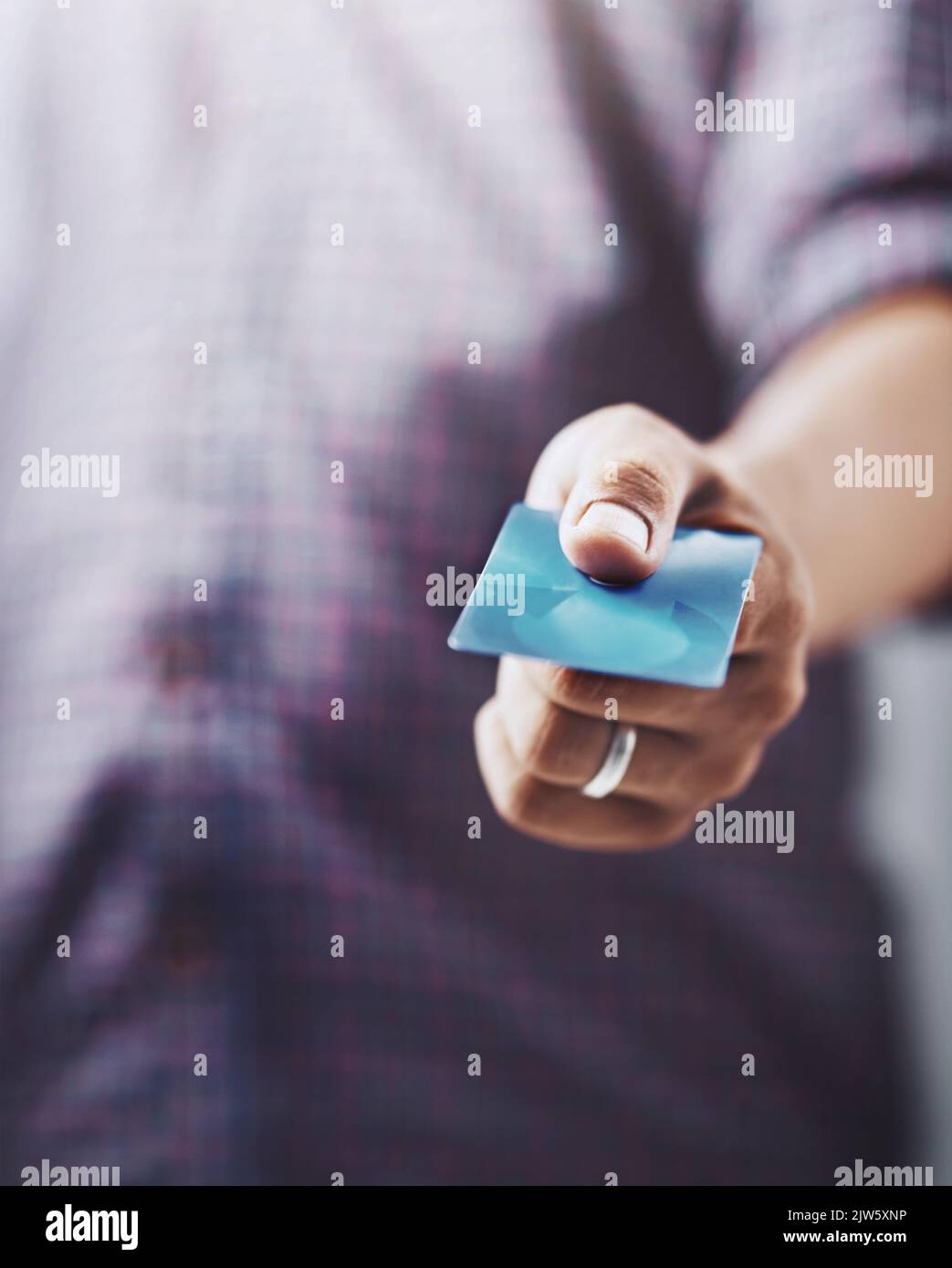 Zahlung. Ein nicht erkennbarer Mann, der seine Karte hält, um die Zahlung zu tätigen. Stockfoto