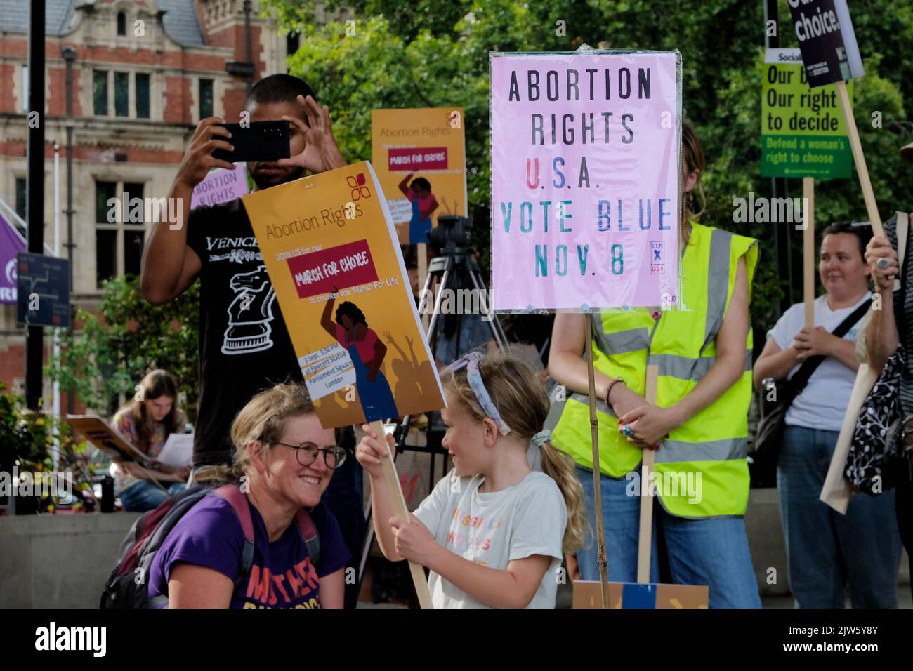 London, Großbritannien, 3.. September 2022. Frauen-Pro-Choice-Aktivisten versammelten sich auf dem Parliament Square in einem Gegen-Protest gegen die jährliche March for Life-Veranstaltung, an der unter anderem evangelische Christen und Katholiken teilnahmen, die Abtreibung ablehnen und glauben, dass das Leben von der Empfängnis an beginnt. Wahlkampfgruppen sagen, dass der Umbruch von Roe gegen Wade die Anti-Abtreibungsgegner ermutigt hat. Kredit: Elfte Stunde Fotografie/Alamy Live Nachrichten. Stockfoto