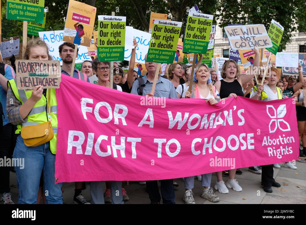 London, Großbritannien, 3.. September 2022. Frauen-Pro-Choice-Aktivisten versammelten sich auf dem Parliament Square in einem Gegen-Protest gegen die jährliche March for Life-Veranstaltung, an der unter anderem evangelische Christen und Katholiken teilnahmen, die Abtreibung ablehnen und glauben, dass das Leben von der Empfängnis an beginnt. Wahlkampfgruppen sagen, dass der Umbruch von Roe gegen Wade die Anti-Abtreibungsgegner ermutigt hat. Kredit: Elfte Stunde Fotografie/Alamy Live Nachrichten. Stockfoto