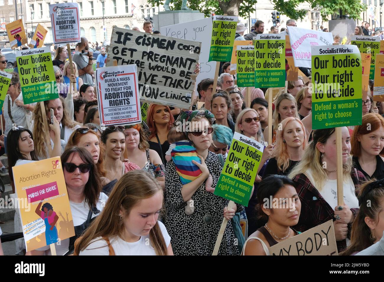 London, Großbritannien, 3.. September 2022. Frauen-Pro-Choice-Aktivisten versammelten sich auf dem Parliament Square mit Plakaten in einem Gegenprotest gegen die jährliche March for Life-Veranstaltung, an der unter anderem evangelische Christen und Katholiken teilnahmen, die sich gegen Abtreibung aussprechen, glauben, dass das Leben von der Empfängnis an beginnt. Wahlkampfgruppen sagen, dass der Umbruch von Roe gegen Wade die Abtreibungsgegner in den USA und anderswo ermutigt hat. Kredit: Elfte Stunde Fotografie/Alamy Live Nachrichten. Stockfoto