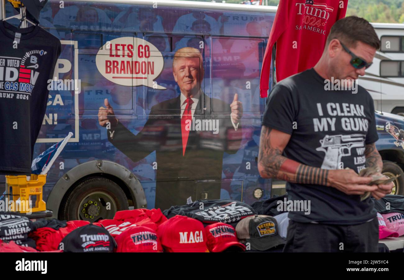 Wilkes Barre Township, Vereinigte Staaten. 03. September 2022. Ein Mann, der Waren aus einem Trump-Van verkauft, zählt nach einem Verkauf Geld, während er ein Pro-Gun-Shirt trägt. Der ehemalige Präsident Donald Trump hielt eine Kundgebung in Wilkes-Barre-Barre Township ab. Schätzungsweise 10.000 Menschen nahmen daran Teil. Ein Großteil des Parkplatzes bestand aus einer Reihe von Menschen, die darauf warteten, hineinzukommen. (Foto von Aimee Dilger/SOPA Images/Sipa USA) Quelle: SIPA USA/Alamy Live News Stockfoto