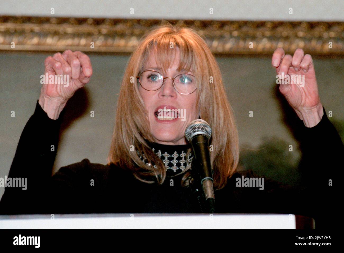 Jane Fonda spricht am 17. Februar 1999 bei einem Treffen der National Family Planning and Reproductive Health Association im Washington Hilton Hotel in Washington, DC. Kredit: Ron Sachs/CNP Stockfoto