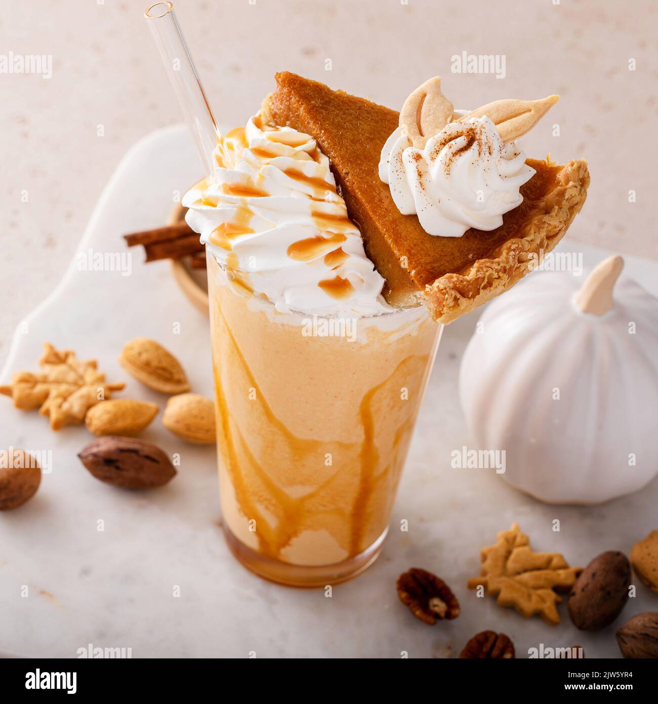Kürbiskuchen-Milchshake mit Karamellsirup und Schlagsahne Stockfoto