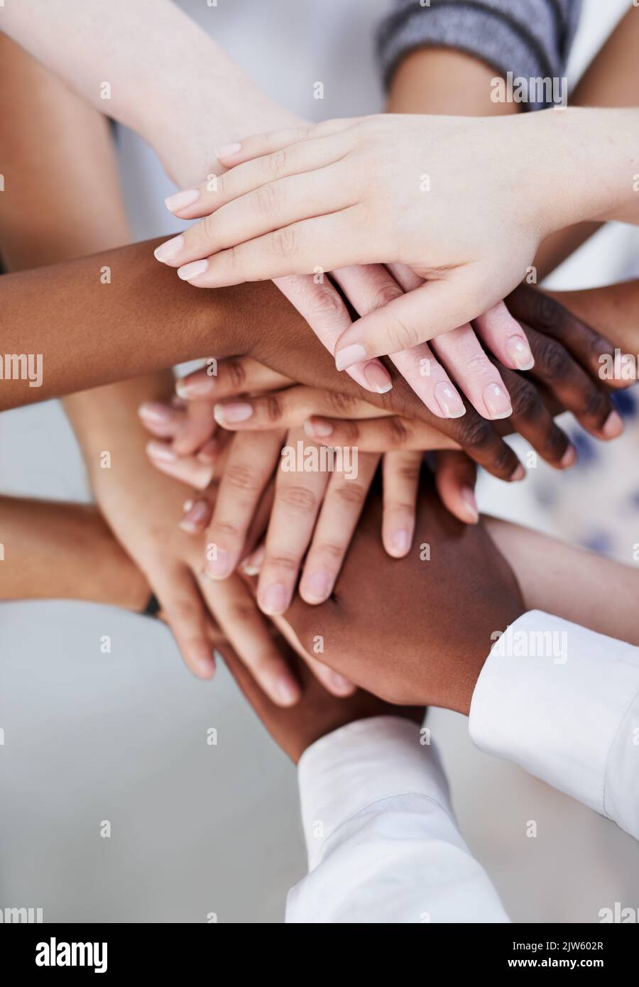 Teamwork stärkt alle. Eine Gruppe von Menschen, die ihre Hände zusammenlegen. Stockfoto