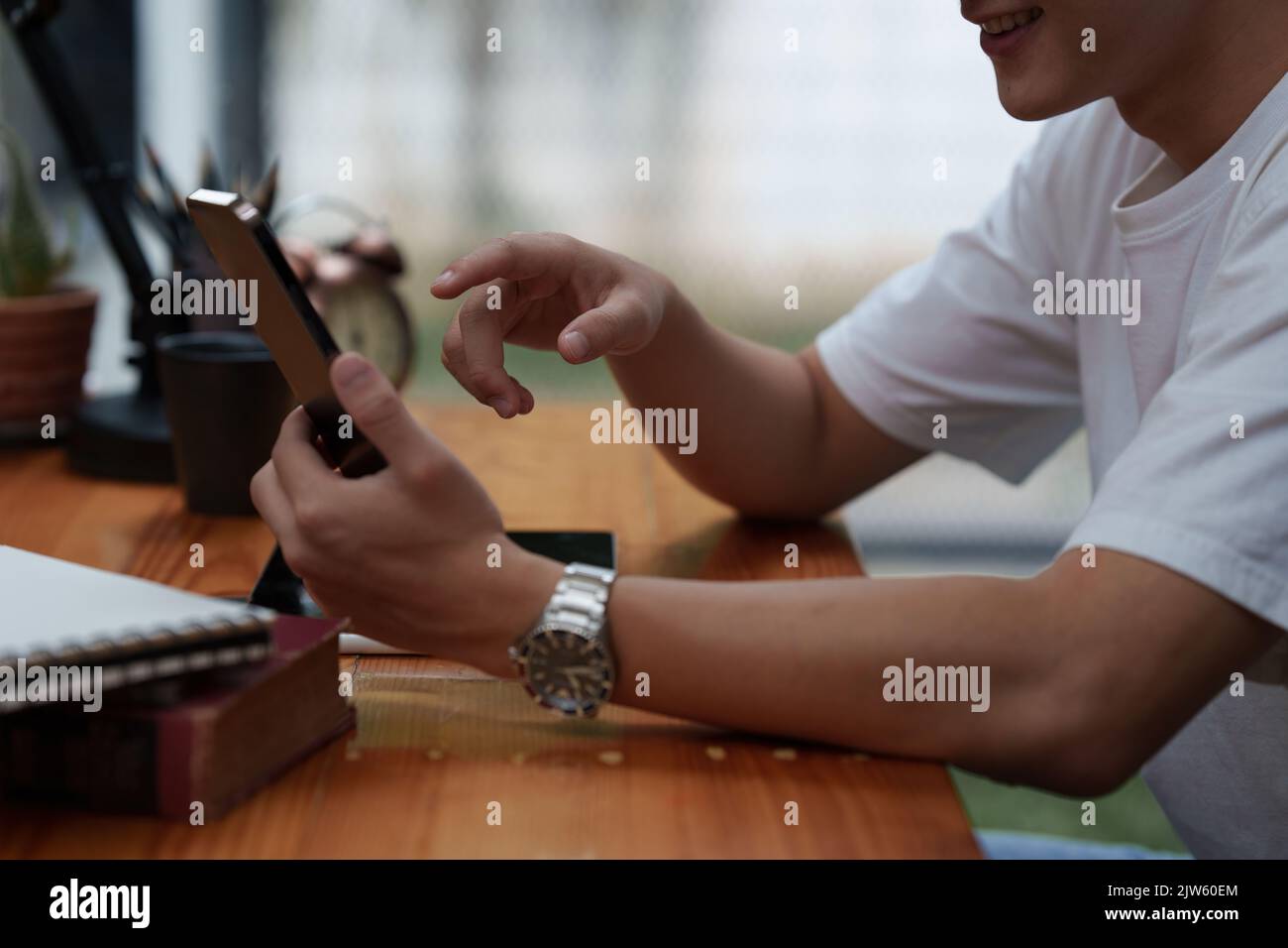 Man vervollständigt KYC mit einer Online-Banking-App, um ein digitales Sparkonto zu eröffnen. Die Definition von Cyber-Sicherheit Stockfoto