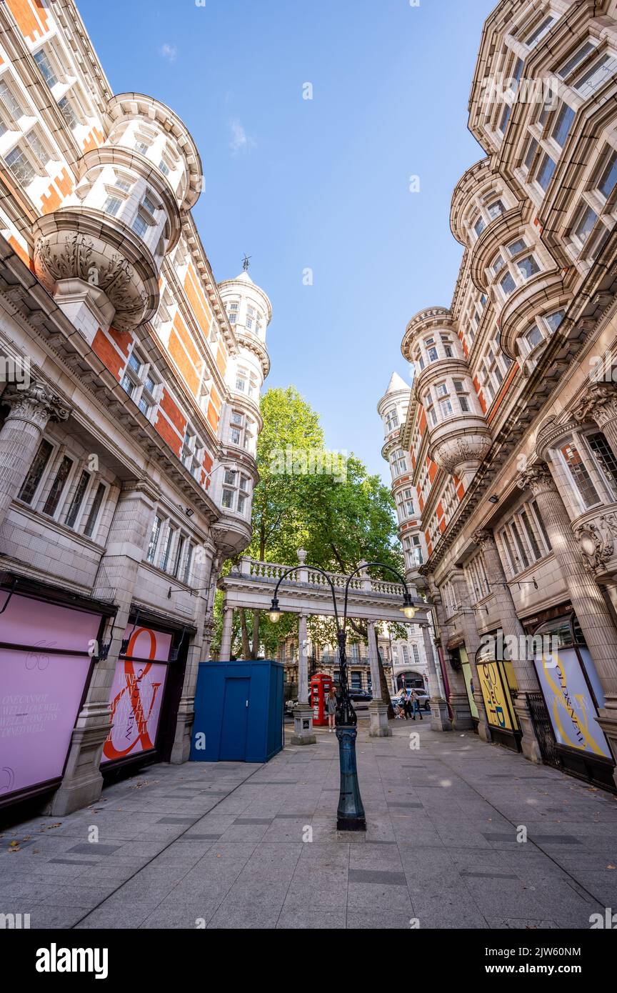 London, Großbritannien - 21. August 2022: Die sizilianische Avenue ist eine Fußgängerzone in Bloomsbury, die an eine Freilufthalle erinnert. Stockfoto