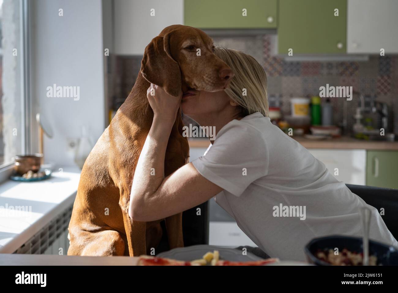 Reife Frau zeigt reine Liebe zu Lieblings-Hund umarmt und küsst nur Freund Nahaufnahme Stockfoto