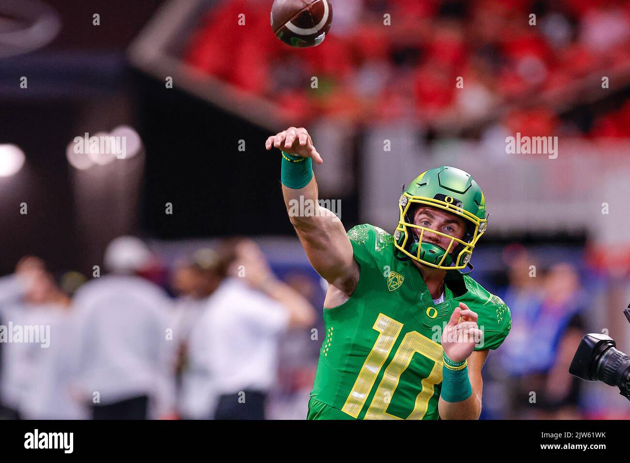 Atlanta, Georgia. 3. September 2022. Bo Nix (10) aus Oregon erwärmt sich vor dem Kick-fil-A-Kickoff-Spiel mit den Georgia Bulldogs und den Oregon Ducks, das im Mercedes Benz Stadium in Atlanta, Georgia, gespielt wird. Georgien besiegt Oregon 49-3. Cecil Copeland/CSM/Alamy Live News Stockfoto