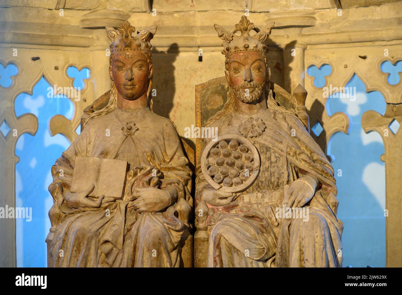 Magdeburg, Deutschland. 01. September 2022. Zwei Skulpturen im Magdeburger Dom zeigen Königin Editha (auch Edgitha) und Otto I. der große (r), die ein islamisches Symbol in den Händen halten. Die Website ist eine Station auf einer interaktiven Stadtrundfahrt mit Haltestellen im orientalischen Stil. Neben mehreren Buchveröffentlichungen arbeitete Ammar Awaniy daran, Orte in Magdeburg mit orientalischem Einfluss zu finden. Das Ergebnis ist eine Smartphone-App mit einer interaktiven Stadtrundfahrt. Quelle: Klaus-Dietmar Gabbert/dpa/Alamy Live News Stockfoto