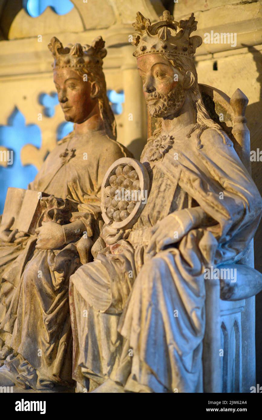 Magdeburg, Deutschland. 01. September 2022. Zwei Skulpturen im Magdeburger Dom zeigen Königin Editha (auch Edgitha) und Otto I. der große (r), die ein islamisches Symbol in den Händen halten. Die Website ist eine Station auf einer interaktiven Stadtrundfahrt mit Haltestellen im orientalischen Stil. Neben mehreren Buchveröffentlichungen arbeitete Ammar Awaniy daran, Orte in Magdeburg mit orientalischem Einfluss zu finden. Das Ergebnis ist eine Smartphone-App mit einer interaktiven Stadtrundfahrt. Quelle: Klaus-Dietmar Gabbert/dpa/Alamy Live News Stockfoto