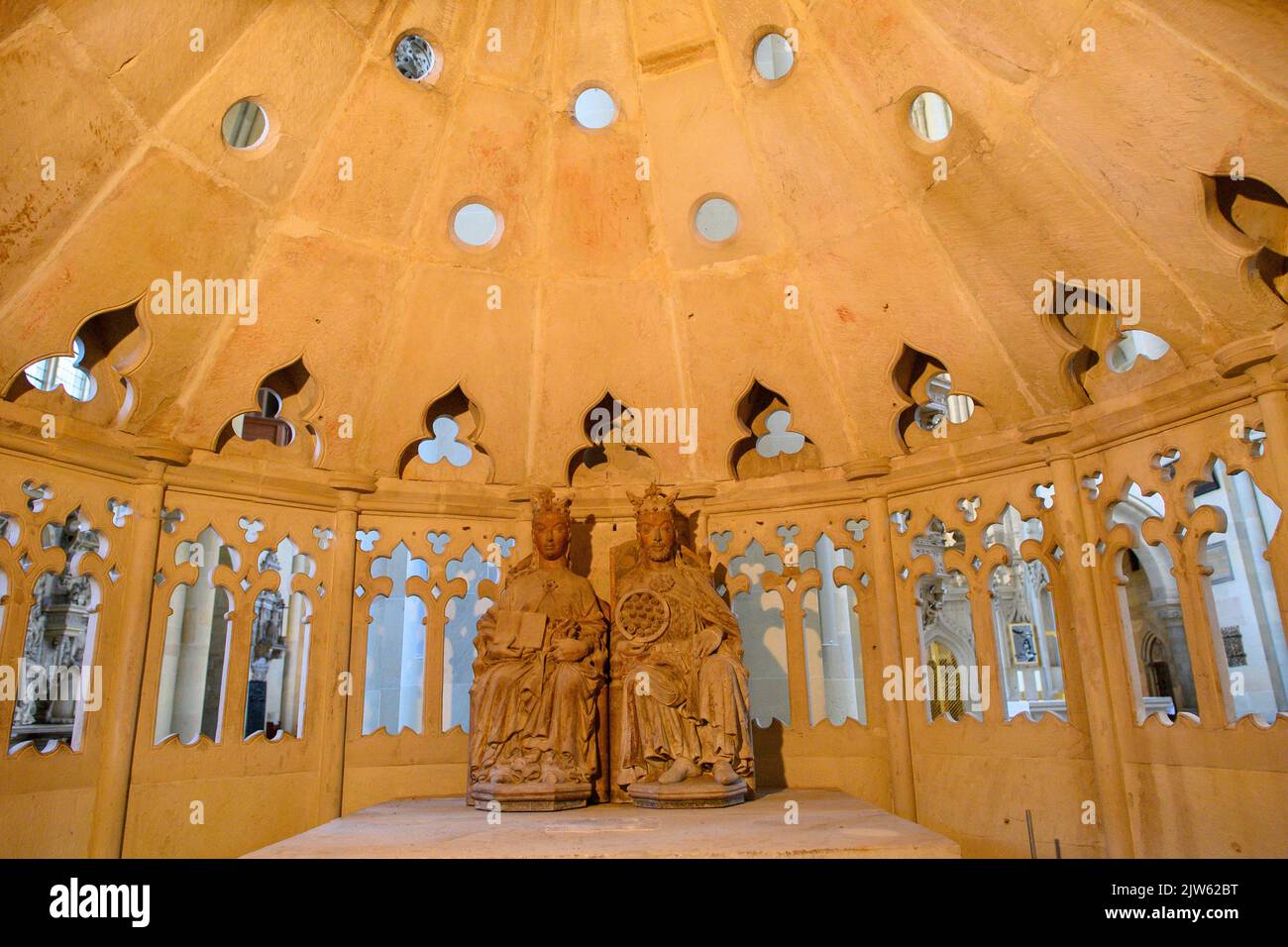 Magdeburg, Deutschland. 01. September 2022. Zwei Skulpturen im Magdeburger Dom zeigen Königin Editha (auch Edgitha) und Otto I. der große (r), die ein islamisches Symbol in den Händen halten. Die Website ist eine Station auf einer interaktiven Stadtrundfahrt mit Haltestellen im orientalischen Stil. Neben mehreren Buchveröffentlichungen arbeitete Ammar Awaniy daran, Orte in Magdeburg mit orientalischem Einfluss zu finden. Das Ergebnis ist eine Smartphone-App mit einer interaktiven Stadtrundfahrt. Quelle: Klaus-Dietmar Gabbert/dpa/Alamy Live News Stockfoto