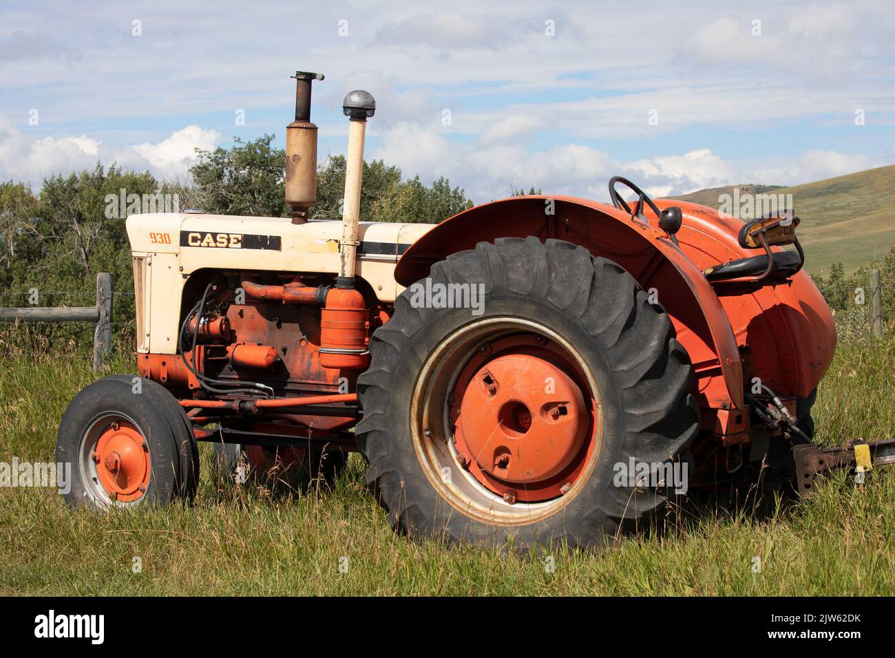 Alte landwirtschaftliche Maschinen auf einem Feld in der Bar U Ranch National Historic Site, im Süden von Alberta, Kanada. Case 930 Vintage-Traktor Stockfoto