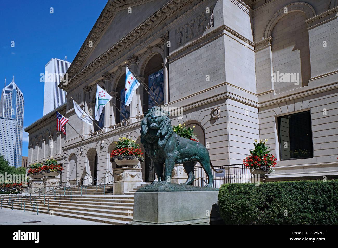 Chicago, USA - 2022. August: Die Vordertreppe zum Eingang des Art Institute, einer Galerie der bildenden Künste in Chicago Stockfoto