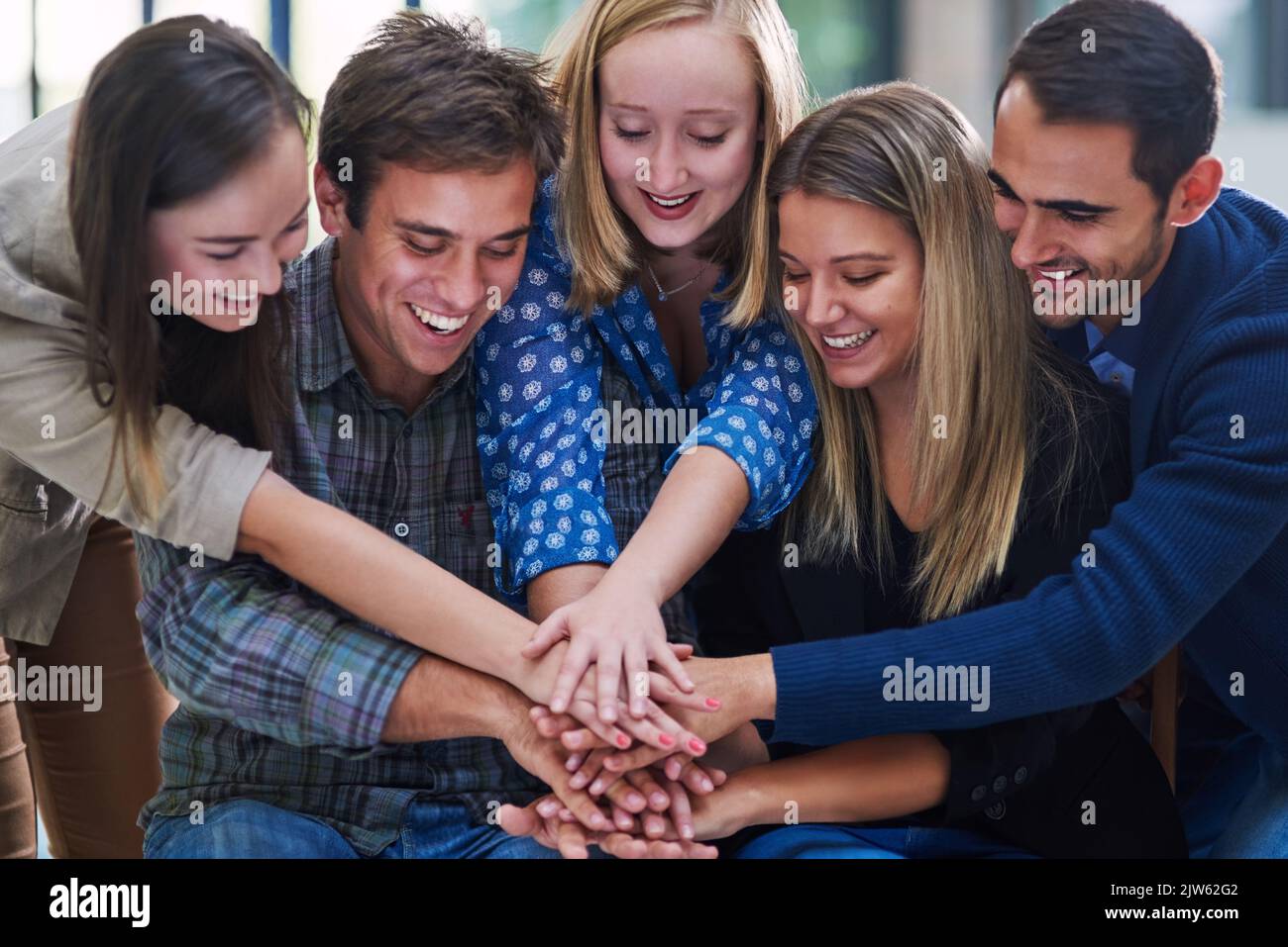 Huddle um das Team. Eine Gruppe von Leuten, die ihre Hände zusammenlegen. Stockfoto