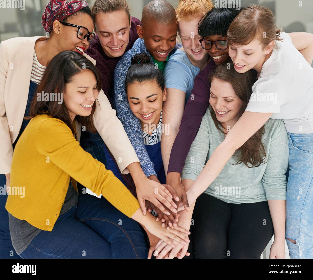 Alle Hände an Deck. Eine Gruppe von Menschen, die ihre Hände zusammenlegen. Stockfoto