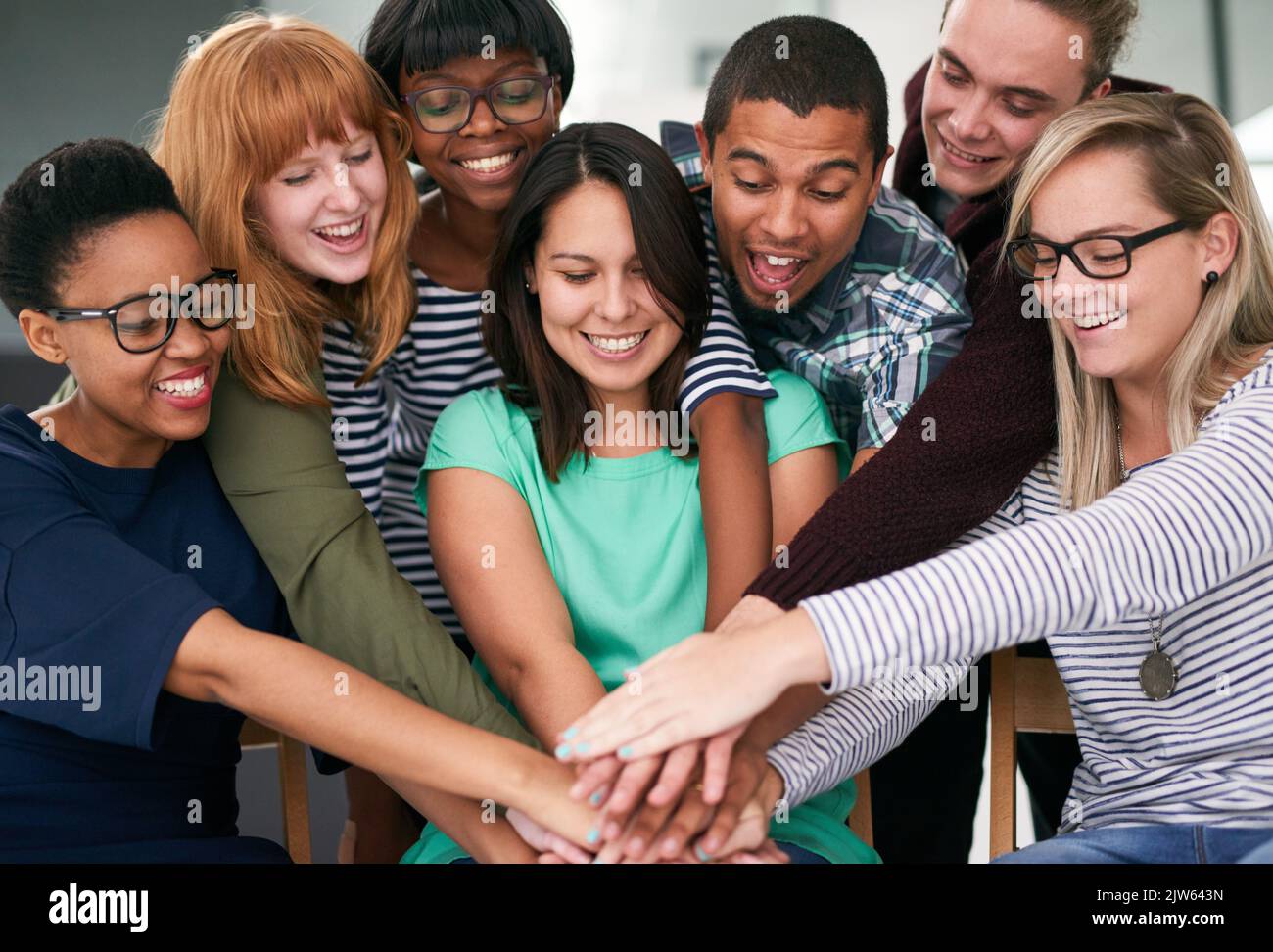 Gemeinsame Anstrengungen. Eine Gruppe von Menschen, die ihre Hände zusammenlegen. Stockfoto