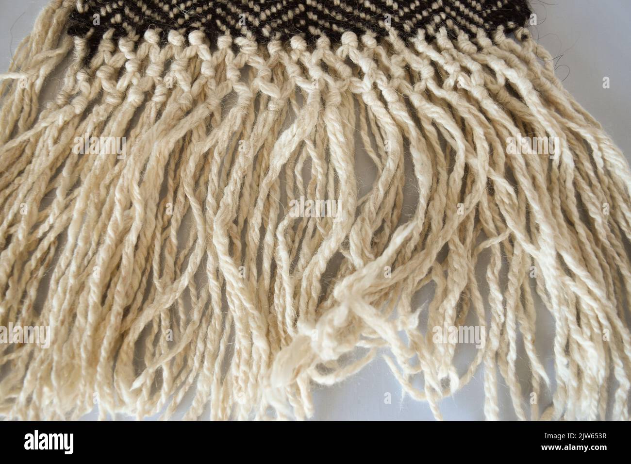 Handgestrickter brauner Schal. Traditionelle Stoffe aus dem Nordwesten Argentiniens Stockfoto