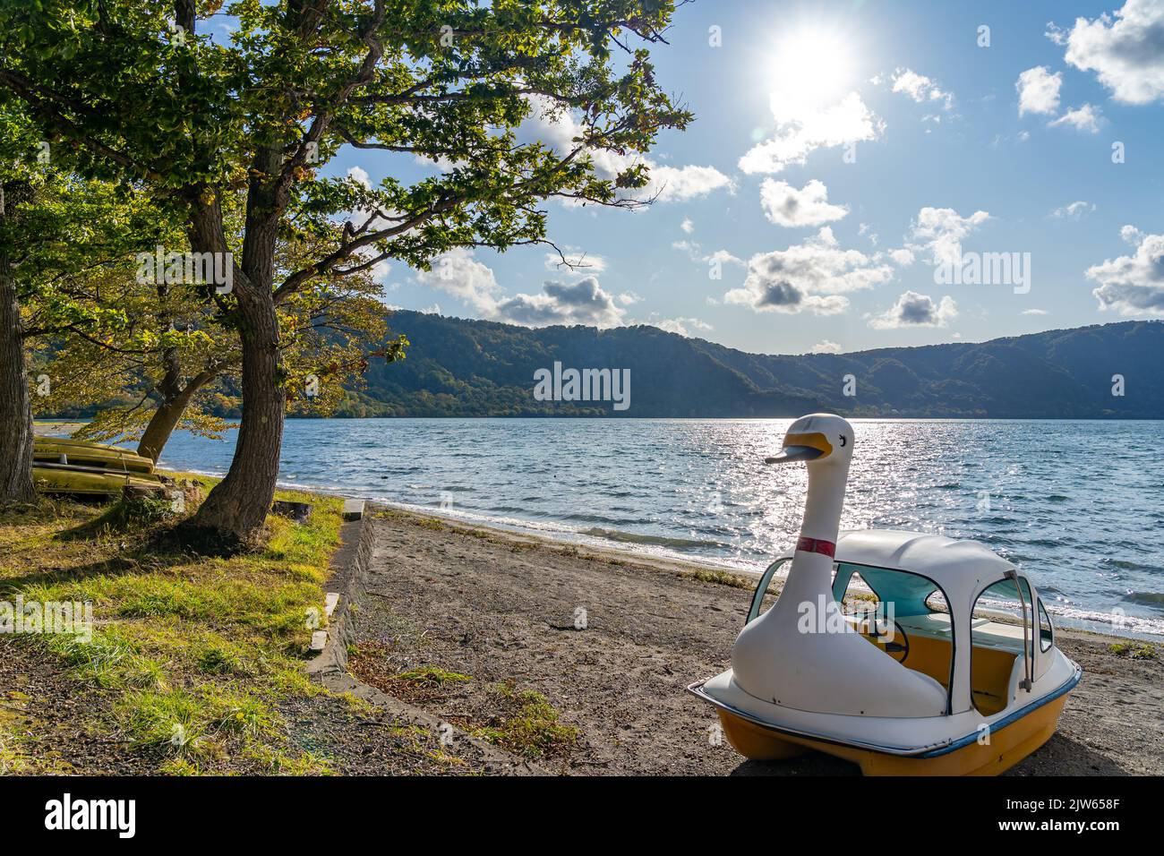 Herbstlandschaft des Lake Towada an sonnigen Tagen. Towada-Hachimantai-Nationalpark, Aomori, Japan Stockfoto