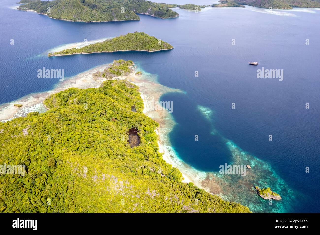 Luftaufnahme der Fam-Inseln, Raja Ampat Indonesien. Stockfoto