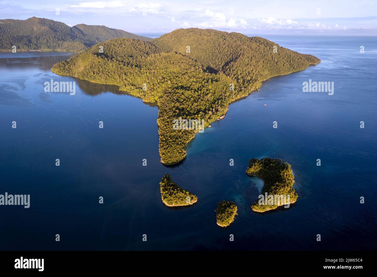 Luftaufnahme der Insel Batanta, Raja Ampat Indonesien. Stockfoto