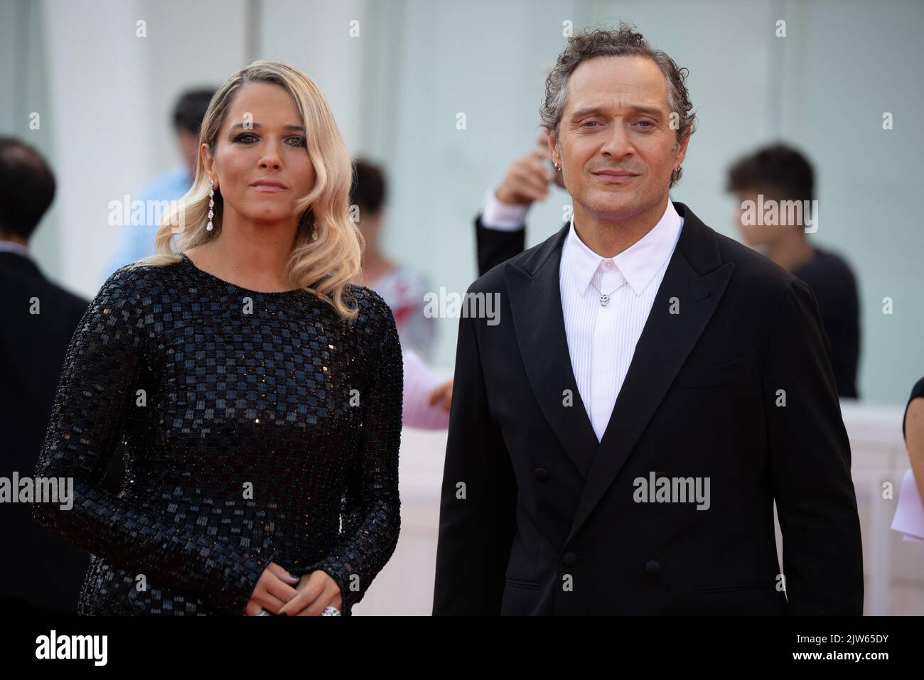 Claudio Santamaria und seine Frau Barbara Barra kommen am 3. September 2022 zur Vorführung des Films 'Argentina, 1985', der beim Wettbewerb Venezia 79 während der Internationalen Filmfestspiele von Venedig 79. im Lido di Venezia in Venedig, Italien, vorgestellt wurde. ©Foto: Cinzia Camela. Stockfoto