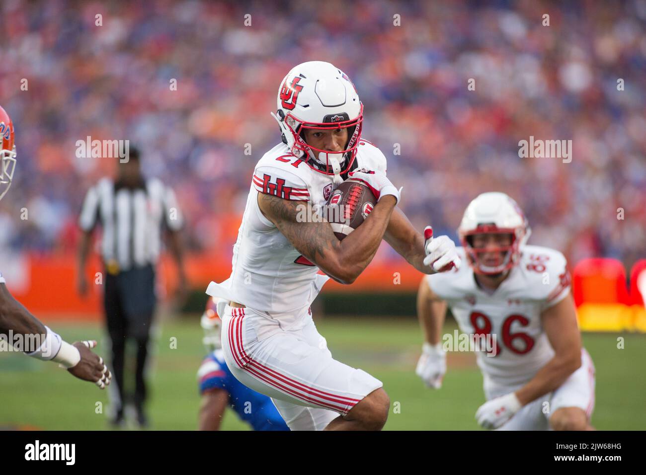 3. September 2022: Der Utah Utes Wide Receiver Solomon Enis (21) bewegt den Ball während des NCAA-Fußballspiels zwischen den Utah Utes und den Florida Gators im Ben Hill Griffin Stadium Gainesville, FL. Die Florida Gators schlagen die Nummer 7 Utah Utes 29 bis 26. Jonathan Huff/CSM. Stockfoto