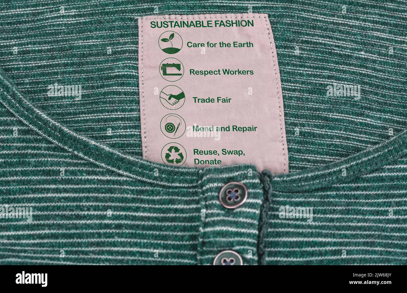 Nachhaltiges Modelabel auf Shirt, Umweltschutz und ethisches Modekonzept Stockfoto