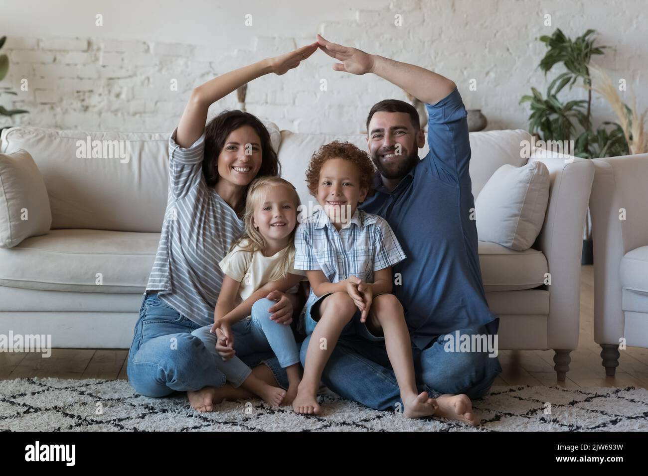 Glückliches Wohlbefinden Hausbesitzer, erste Haus Käufer Familienportrait Stockfoto