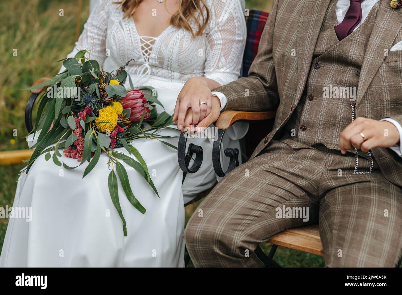 Braut und Bräutigam halten sich während ihrer Hochzeitszeremonie die Hände Stockfoto