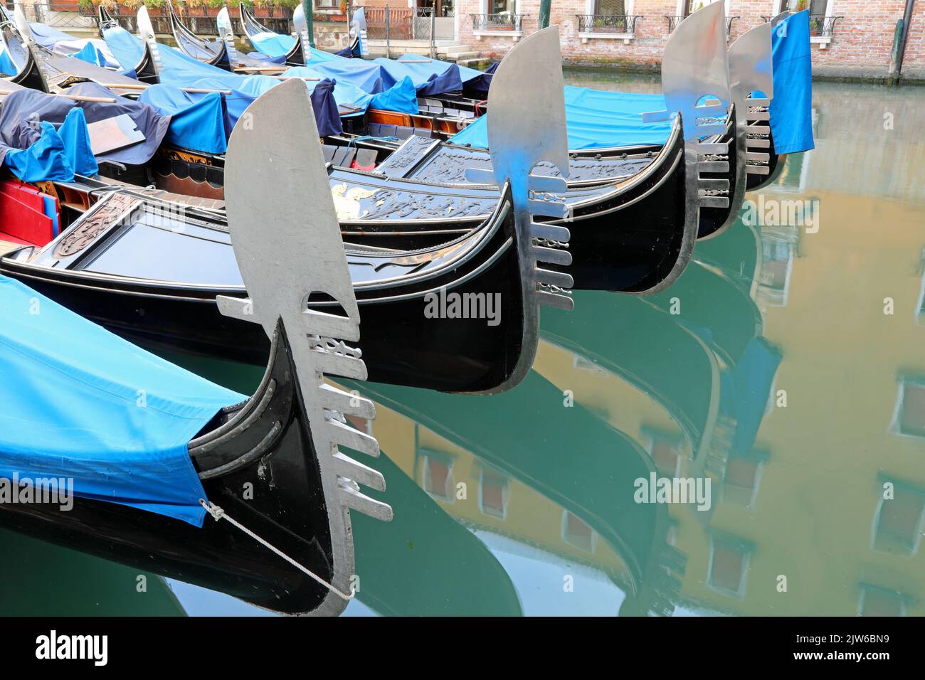 Festgespannte Gondeln mit dem Bogen mit der berühmten Form des Symbols von Venedig ohne Touristen während der Wirtschaftskrise Stockfoto