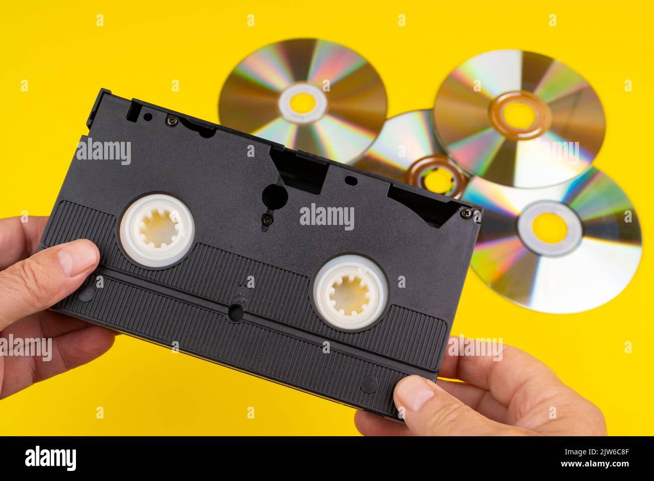 Ein altes VHS-Videoband und einige CDs Stockfoto