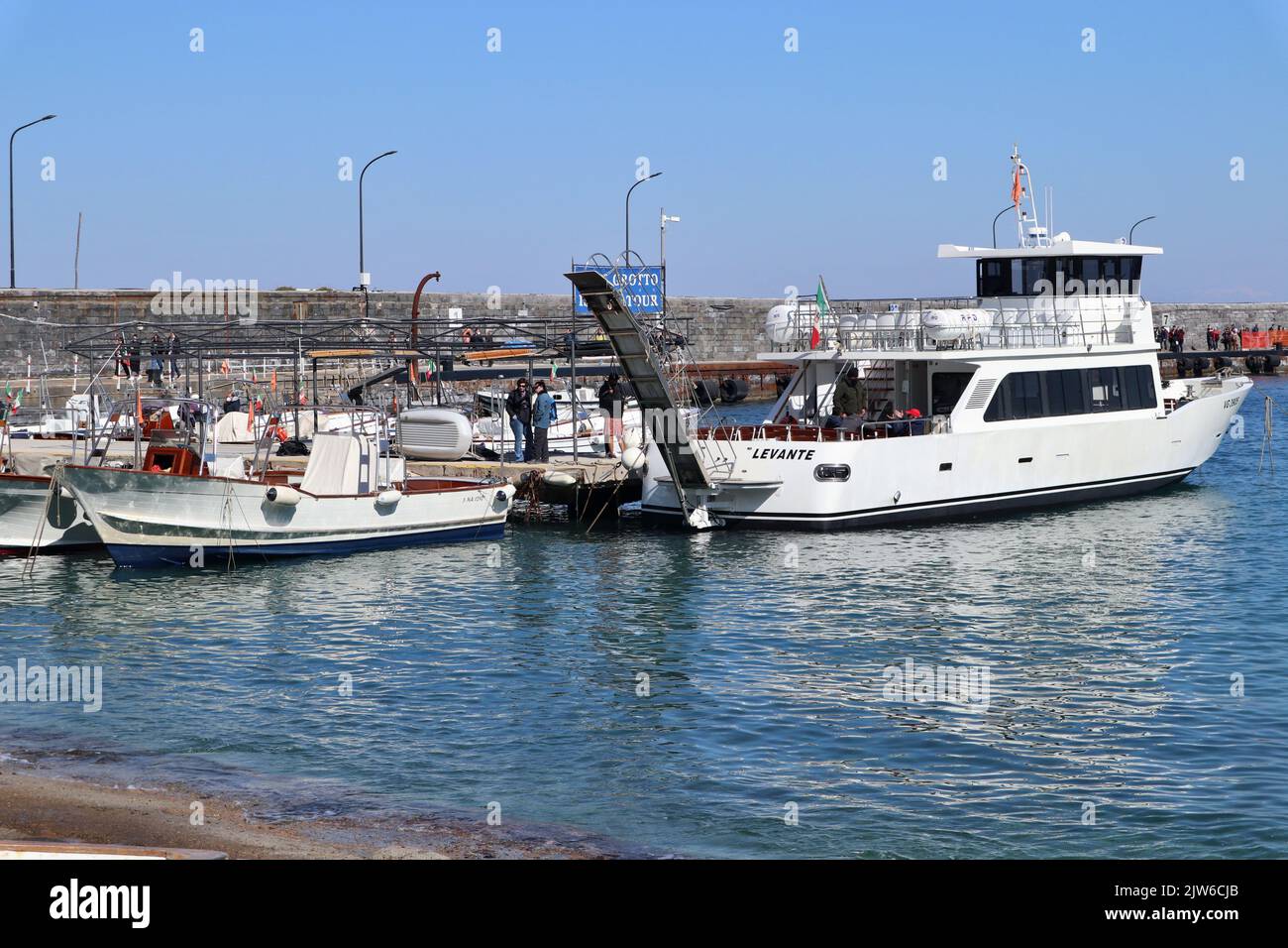 Capri - Barche per giro turistico al porto di Marina Grande Stockfoto