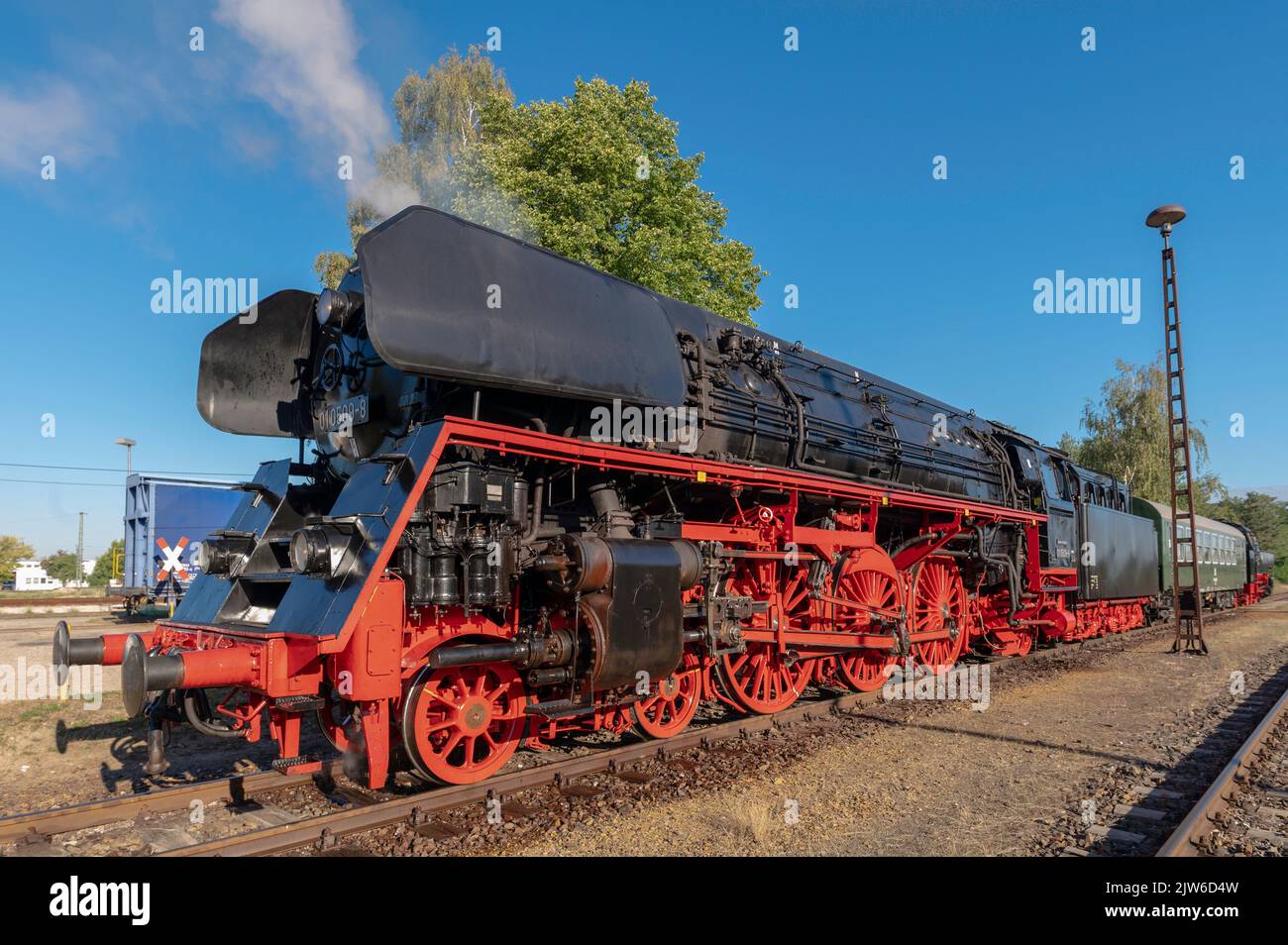 Eine alte Dampflokomotive der Baureihe 01 steht zur Abfahrt bereit Stockfoto