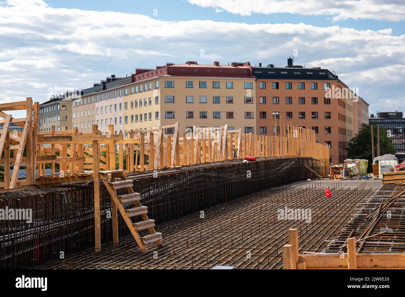 Uusi Näkinsilta Fußgängerbrücke von Merihaka zum Hakaniemi-Bezirk wird in Helsinki, Finnland, gebaut Stockfoto