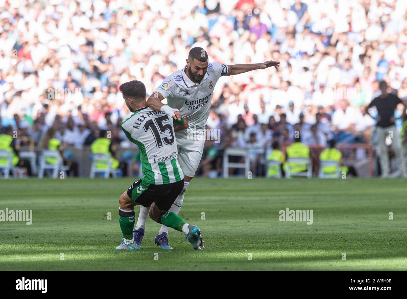 Karim Benzema von Real Madrid CF (R) und Alex Moreno von Real Betis (L) während des spanischen Fußballspiels La Liga zwischen Real Madrid und Real Betis am 3. September 2022 im Santiago Bernabeu Stadion in Madrid, Spanien - Foto Alvaro Medanda / DPPI Stockfoto