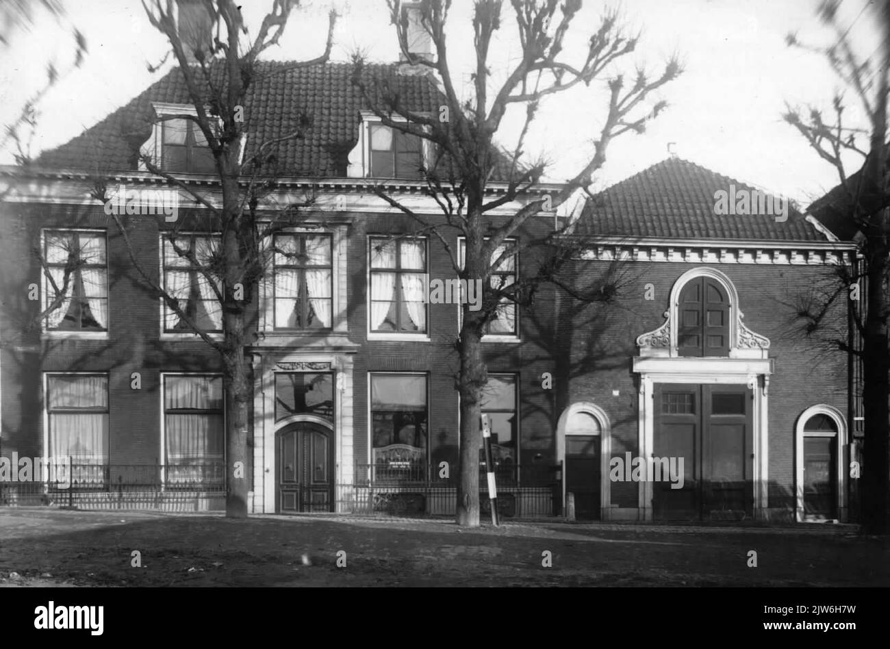 Blick auf die Fassade des Hauses mit dem angrenzenden Stallgebäude Helling 1-3 in Utrecht.n.b. Die Fassade des Stallgebäudes hat sich im März 1936 in Bezug auf das Obergeschoss geändert. Stockfoto
